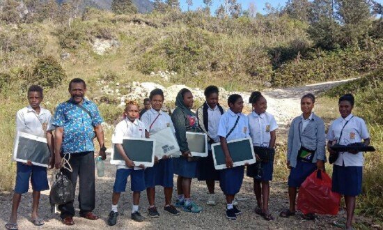 Siswa YPR Passvalley didampingi oleh guru Eneas Bitibalyo berfoto di tengah perjalanan menuju ke SD Wambak, Kabupaten Yalimo. (Foto: Ist For Seputarpapua)