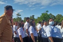 Plt Bupati Mimika, Johannes Rettob saat menyapa para honorer dalam apel pagi, di kantor Puspem, Senin (26/9/2022). (Foto: Kristin Rejang/Seputarpapua)