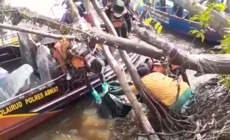 Tim SAR gabungan berhasil temukan satu korban insiden perahu terbalik di perairan Kabupaten Asmat dalam kondisi sudah meninggal dunia. (Foto: Ist)
