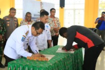Penjabat Bupati Mappi Michael Gomar menandatangani kerjasama antara Pemkab Mappi dan 15 Media Cyber yang diwakili media Papua Selatan Pos.
