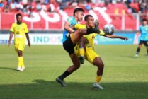 Pemain Persewar berduel dengan pemain Sulut United. (Foto: Official Persewar)