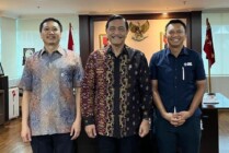 Ketum PB PASI, Luhut Binsar Pandjaitan (tengah), diapit oleh CEO dan Founder DBL Indonesia, Azrul Ananda (kanan) dan CEO Mayora Group, Andre Atmadja (kiri). (Foto: SAC Indonesia)