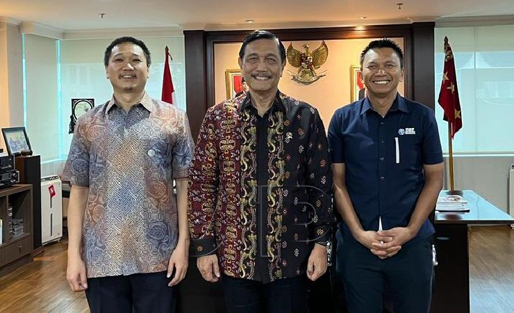 Ketum PB PASI, Luhut Binsar Pandjaitan (tengah), diapit oleh CEO dan Founder DBL Indonesia, Azrul Ananda (kanan) dan CEO Mayora Group, Andre Atmadja (kiri). (Foto: SAC Indonesia)