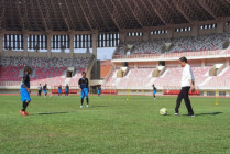 Jokowi bermain bola di Stadion Lukas Enembe