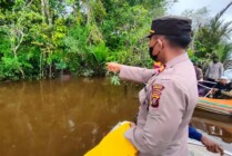 Polisi menunjuk posisi salah satu jasad korban perahu terbalik di Asmat, ditemukan pada Kamis (29/9/2022). (Foto: Humas Kantor SAR Timika0