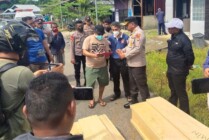 Proses penyerahan empat jenazah korban pembantaian oleh Kapolres Teluk Bintuni, AKBP Junov Siregar kepada perwakilan pihak perusahan CV. Doreri Makmur yang memperkerjakan korban, Sabtu (1/10/2022). (Foto: Humas Polda Papua Barat)
