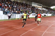 Kaleb D. Kehek, pelajar asal SMAN 1 Mimika keluar sebagai pertama dalam nomor lari 100 meter putra dengan mencatatkan waktu 12,32 detik di arena Mimika Sport Complex (MSC), Minggu (9/10/2022). (Foto: Saldi/Seputarpapua)