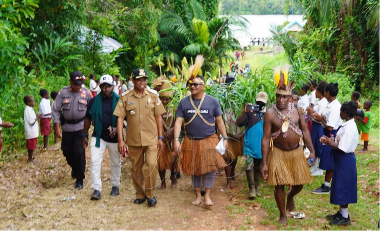 Kunjungan kerja Pj Bupati Mappi Michael Gomar bersama rombongan di kampung dan distrik. (Foto: Ist for Seputar Papua)