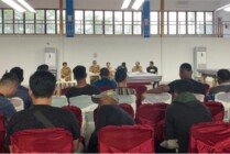 Panitia Bupati Cup Open Tournament mengadakan technical meeting (TM) yang dihadiri Disporapar, para atlet, dan perwakilan atlet di Venue Biliar Mimika, Selasa (4/10/2022). (Foto: Yandri/Seputarpapua)