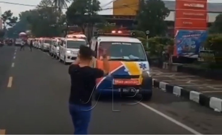 Iring- iringan mobil pengantar jenazah kekacauan di usai pertandingan Persebaya dan Arema Malang, Sabtu (1/10/2022). (Foto: Capture Video)