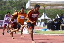 Para pelari berlaga di nomor estafet dalam ajang Energen Champion SAC Indonesia Papua Qualifiers di Mimika Sport Complex, Sabtu (8/10/2022). Foto: Saldi/Seputarpapua