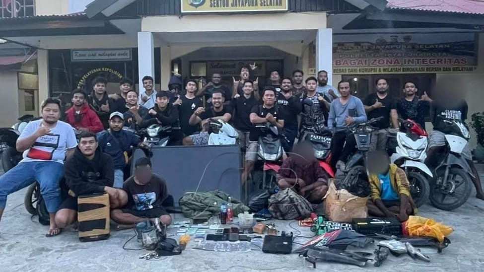 Tim gabungan menggelar hasil pengungkapan pelaku kasus curanmor berikut temuan sejumlah barang bukti hasil kejahatan serta pelaku kasus narkotika di Kota Jayapura, Papua. (Foto: Humas Polresta Kota Jayapura)