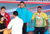 Lifter Papua Zakeus Wakum saat berdiri di podium pemenang. (Foto: Humas KONI Papua)