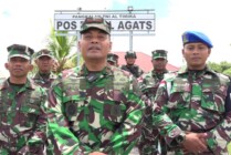 Komandan Pangkalan TNI Angkatan Laut XI, Brigjen TNI (Mar) Gatot Mardiyono memberi keterangan kepada awak media di sela kunjungannya di Pos AL Agats. (Foto: Yonri/Seputarpapua)