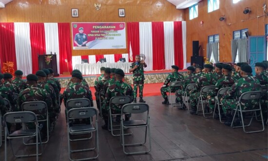 Panglima Daerah Militer XVII/Cenderawasih, Mayor Jenderal TNI Muhammad Saleh Mustafa memberikan arahan kepada sejumlah prajurit TNI yang bertugas di Kota Agats, Ibukota Asmat, Papua Selatan pada Senin, (10/10/2022) sore. (Foto: Aditra)