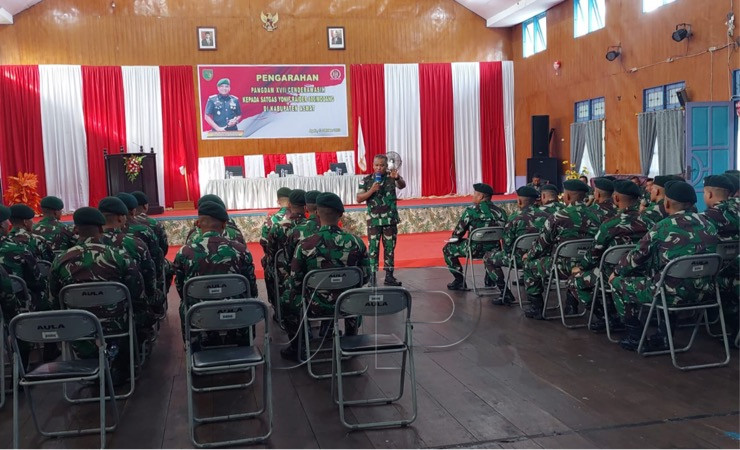 Panglima Daerah Militer XVII/Cenderawasih, Mayor Jenderal TNI Muhammad Saleh Mustafa memberikan arahan kepada sejumlah prajurit TNI yang bertugas di Kota Agats, Ibukota Asmat, Papua Selatan pada Senin, (10/10/2022) sore. (Foto: Aditra)