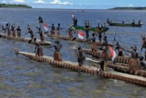 Para pria Asmat beradu kecepatan dan ketangkasan mendayung serta bermanuver di Muara Kota Agats, Sabtu (8/10/2022). Parade ini merupakan rangkaian dari Festival Asmat Pokman 2022. (Foto: Dul/Seputarpapua)