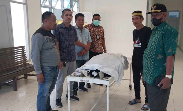 Pihak Kerukunan dan Pemuda Sulawesi Selatan saat melihat jenazah korban Nurafni (31) di kamar jenazah RSUD Mimika. (Foto: Ist)