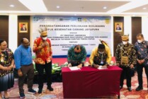 Penandatanganan MoU tentang jaminan kesehatan bagi warga 7 suku oleh Kepala BPJS Kesehatan Cabang Jayapura dan Ketua Yayasan Charitas Timika Papua. (Foto: Anya Fatma/Seputarpapua)