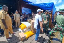 Bupati Asmat Elisa Kambu memantau penyaluran bantuan bagi korban kebakaran Pasar Dolog Agats. (Foto: Humas Polres Asmat)