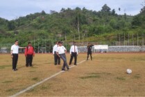 Menpora Zainudin Amali melakukan penendangan bola pertama. (Foto: Vidi/Seputarpapua)