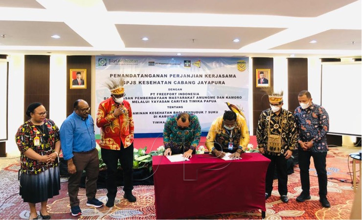 Penandatanganan MoU tentang jaminan kesehatan bagi warga 7 suku oleh Kepala BPJS Kesehatan Cabang Jayapura dan Ketua Yayasan Charitas Timika Papua. (Foto: Anya Fatma/Seputarpapua)