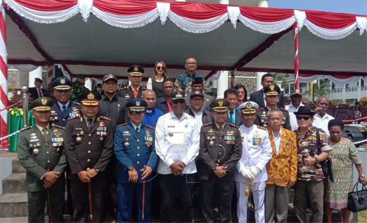 Foto bersama usai upacara HUT TNI ke-77 di Mimika, Rabu (5/10/2022). (Foto: Arifin/Seputarpapua)