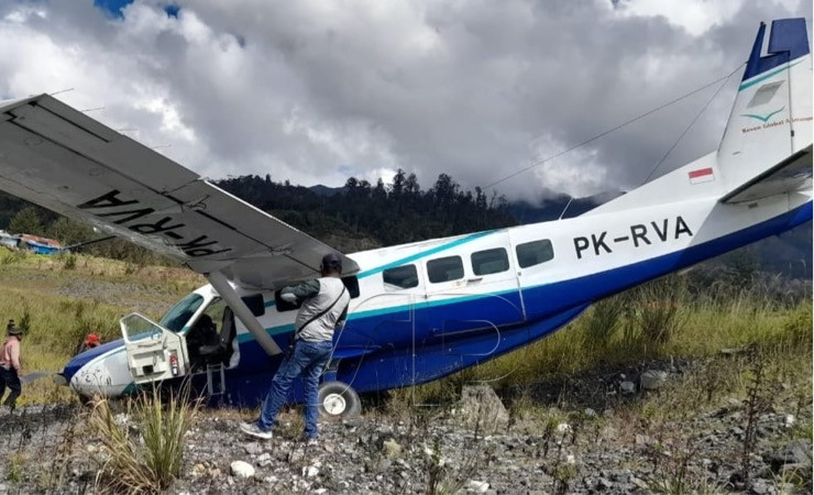 Pesawat jenis Grand Caravan PK-RVA milik PT Revan mengalami insiden gagal landing di Bandara Aminggaru Ilaga, Kabupaten Puncak, Papua Tengah, Selasa (25/10/2022). (Foto: Ist)