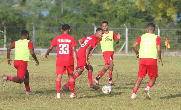 Tim Persipura Jayapura menjalani latihan. (Foto: Official Persipura)