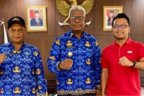 Perwakilan DBL Indonesia, Amir Juliamsyah (kanan) usai pertemuan dengan Plt Bupati Mimika, Johannes Rettob (tengah) didampingi Kadis Pemuda dan Olahraga, Yopi Toisuta (kiri). (Foto: SAC Indonesia)