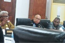 PENJELASAN - Plt Bupati Mimika Johannes Rettob saat memberikan penjelasan kepada anggota DPRD Mimika. (Foto: Mujiono/Seputarpapua)