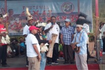 Uskup Keuskupan Agats Mgr. Aloysius Murwito, Bupati Asmat Elisa Kambu, Wakil Bupati Asmat Thomas Eppe Safanpo, dan sejumlah pejabat secara bersama menutup Festival Asmat Pokman ke-35 pada Rabu (12/10/2022). (Foto: Aditra/Seputarpapua)