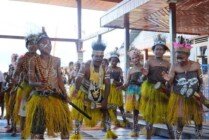 TARI - Pemuda-pemudi Kampung Yoboi saat menari ulat sagu pada festival ulat sagu. (Foto: Ist)