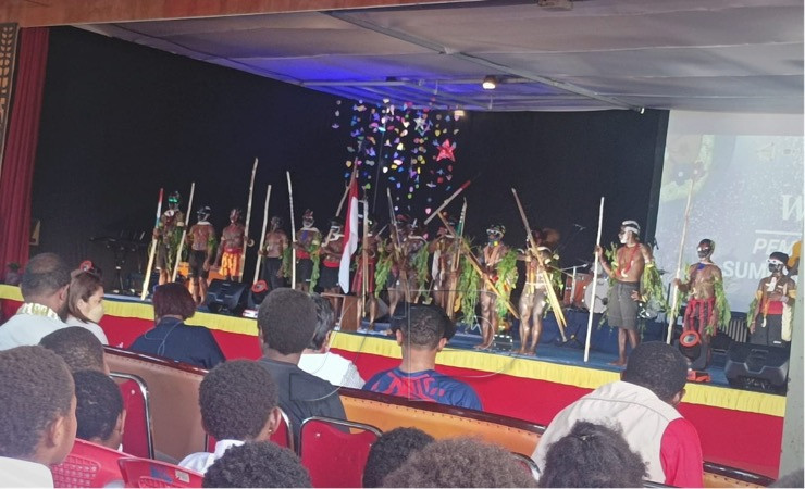 TARI - NYANYI - Siswa-siswi Sekolah Asrama Taruna Papua saat menari tarian Suku Amungme dalam peringatan Bulan Bahasa dan Sumpah Pemuda. (Foto: Mujiono)