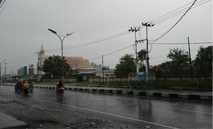 Kota Timika dilanda hujan dan angin kencang melebihi batas normal, selasa (4/10/2022). (Foto: Kristin Rejang/Seputarpapua)