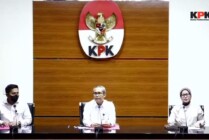 Wakil Ketua KPK Alexander Marwata (tengah) didampingi Deputi Penindakan KPK Karyoto dan Plt Juru Bicara KPK Ipi Maryati