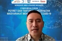 PAPARAN - Corporate Medical Affairs Danone Indonesia, Dr. dr. Ray Wagiu Basrowi, MKK saat menjelaskan tentang dampak stunting dan pencegahannya. (Foto: Capture)