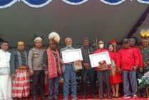 Foto bersama usai penyerahan piagam penghargaan kepada Pejabat Mimika terdahulu dan para Forkopimda. (Reporter: Kristin Rejang/Seputarpapua)