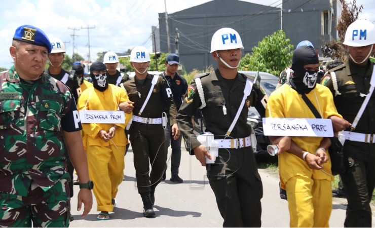 Ilustrasi - Tersangka kasus pembunuhan berlanjut mutilasi ditahan Polisi Militer saat proses rekonstruksi kasus ini di Timika, Kabupaten Mimika, Papua Tengah. (Foto: Saldi/Seputarpapua)