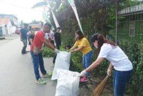 BERSIHKAN - Kegiatan bersih-bersih lingkungan yang dilaksanakan pihak Hotel Horison Diana Timika dan Diana Mall. (Foto: Mujiono/Seputarpapua)