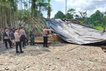 Aparat keamanan gabungan Polri dan TNI melakukan penertiban tenda-tenda yang dibangun masyarakat adat dalam melaksanakan prosesi adat bayar kepala di Distrik Kwamki Narama, Kabupaten Mimika, Papua Tengah, Senin (31/10/2022). (Foto: Saldi/Seputarpapua)