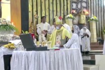 Uskup Keuskupan Sorong-Manokwari, Mgr. Hilarion Datus Lega, Pr memberkati perlengkapan imam di Paroki St Stefanus Sempan, Sabtu (15/10/2022). (Tangkapan Layar)