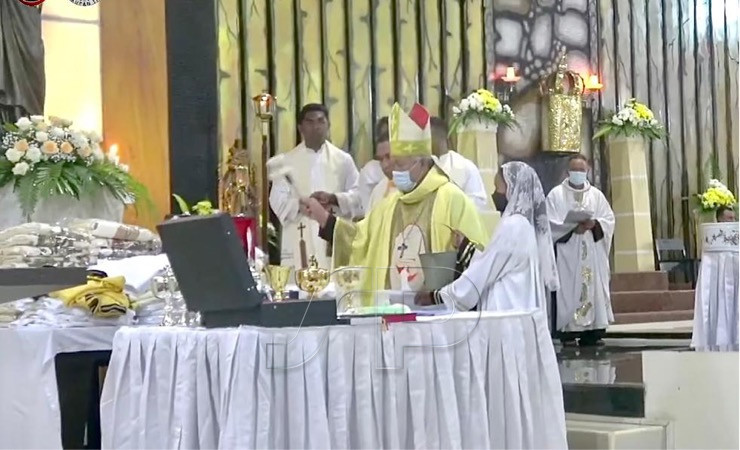 Uskup Keuskupan Sorong-Manokwari, Mgr. Hilarion Datus Lega, Pr memberkati perlengkapan imam di Paroki St Stefanus Sempan, Sabtu (15/10/2022). (Tangkapan Layar)