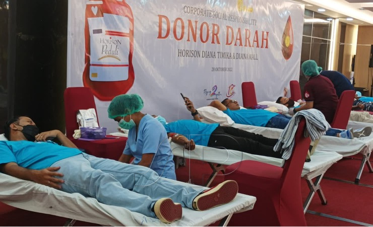 SUASANA - Suasana kegiatan donor darah yang digelar Hotel Horison Diana Timika. (Foto: Mujiono)