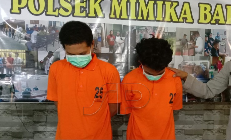 Polisi memperlihatkan kedua pelaku pembobolan ATM di Timika, dalam press release kasus tersebut, Kamis (20/10/2022). (Foto: Arifin/Seputarpapua)