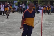 Siswi SMAN 1 Mimika mengikuti games untuk nomor lari estafet dalam kegiatan road show SAC Indonesia Papua Qualifiers di SMAN 1, Kabupaten Mimika, Papua Tengah, Senin (3/10/2022). (Foto: Ist)