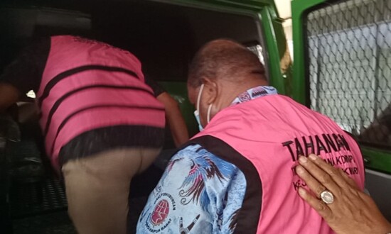 Kadishub Papua barat (belakang) menyusul rekanan Paul Wariori naik di mobil tahanan Kejati. (Foto: Ist)