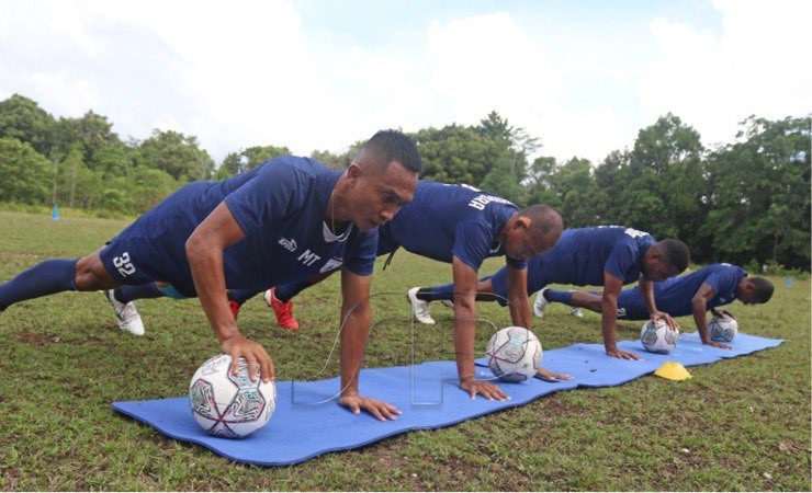 Skuad Persipura sedang menjalani latihan. (Foto: Official Persipura)