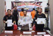 Kapolres Asmat AKBP Agus Hariadi didampingi Kasat Reskrim Ipda Dicky Fahriz R Alhafizh dan Kasubsi PIDM Bripka Wahab Abdi dalam konfrensi persnya, Rabu (26/10/2022). (Foto: Humas Polres Asmat)