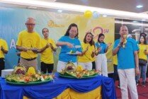 TUMPENG - Direktur Utama Diana Mall dan Direktur Hotel Horison Diana Timika saat memotong tumpeng. (Foto: Mujiono)